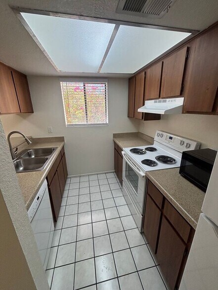 Building Photo - 1201 S McClintock Dr