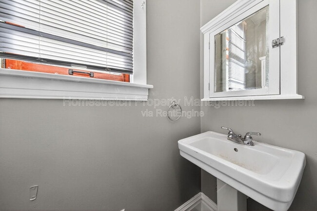 Building Photo - 2424 Oakland Ave