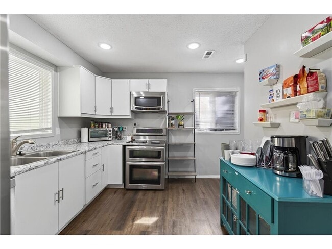 Building Photo - 884 Westminster St