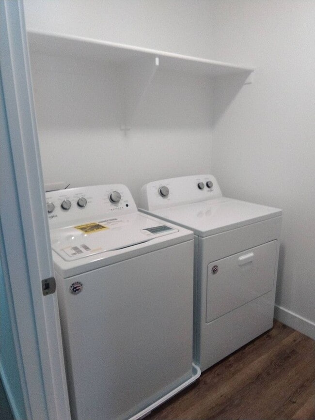 Building Photo - Brand New Townhome!