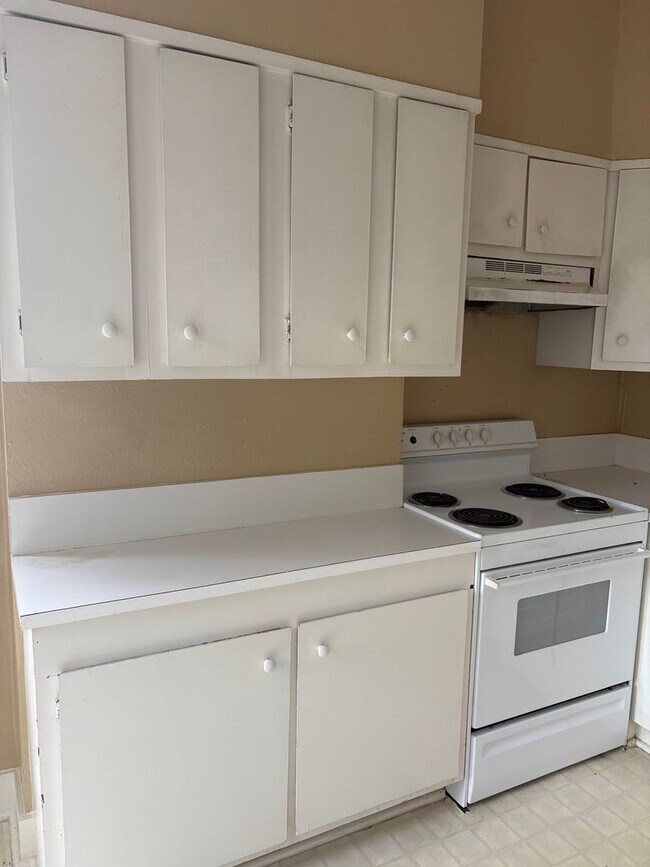 Building Photo - Beautiful South Highlands Duplex