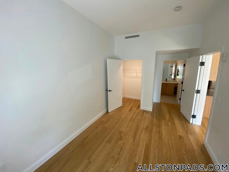 Building Photo - 83 Gardner St