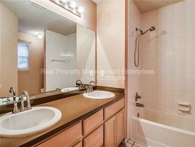 Building Photo - 5713 SE 85th St