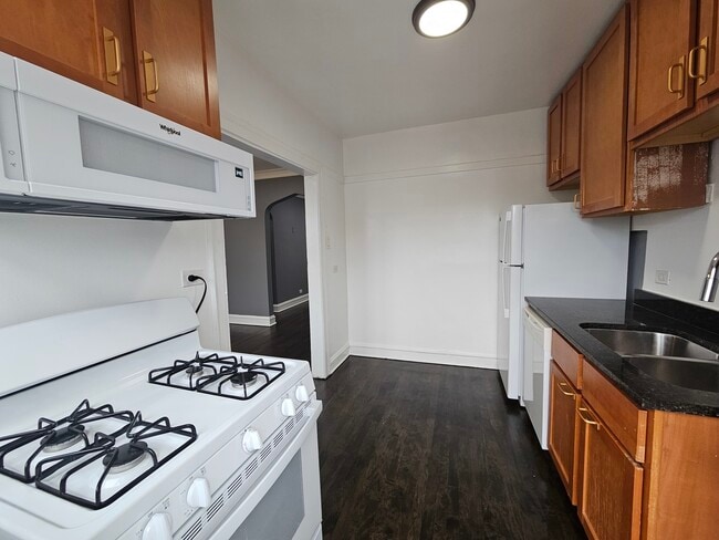 Building Photo - 6551 N Francisco Ave