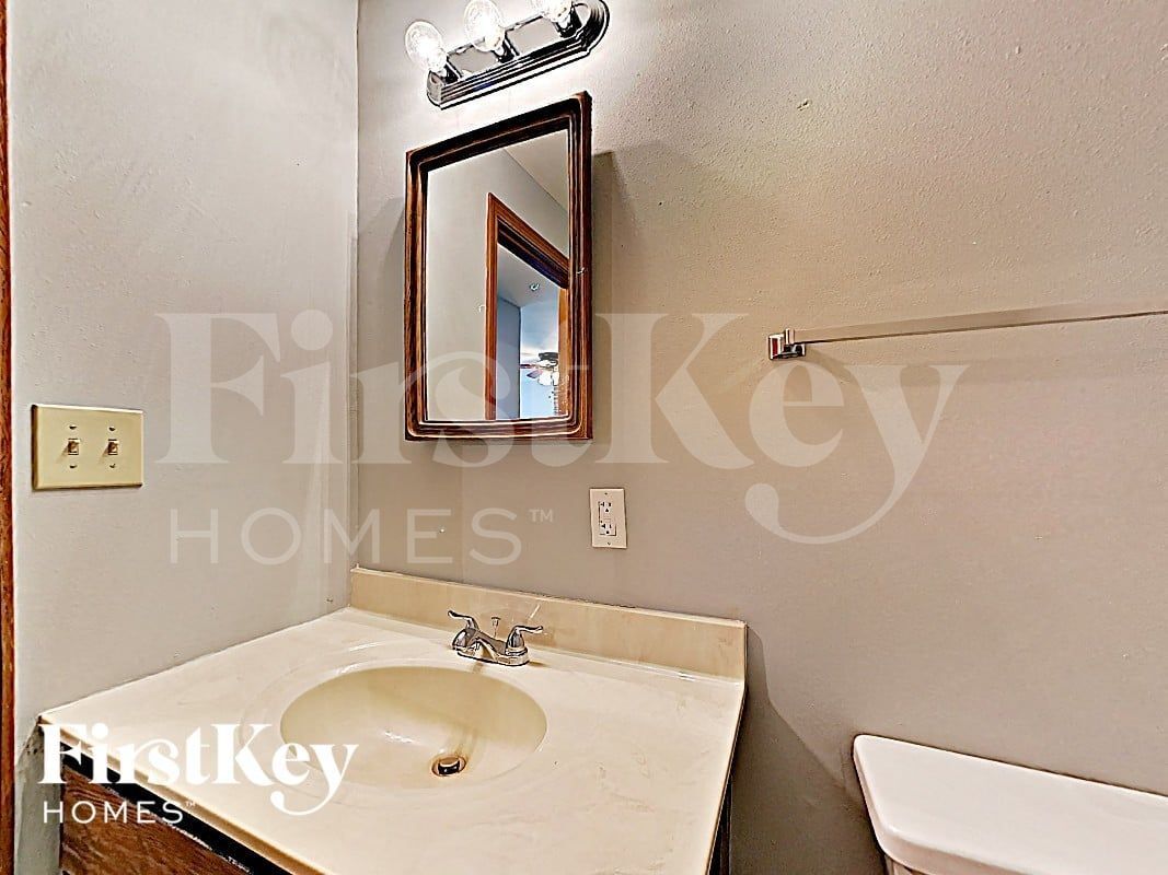 Building Photo - 7011 Blue Mountain Dr