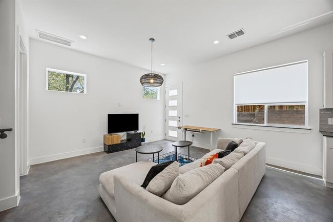 Building Photo - 4805 Santa Anna St