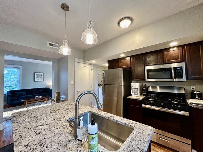 Building Photo - Renovated first-floor condo in the desirab...