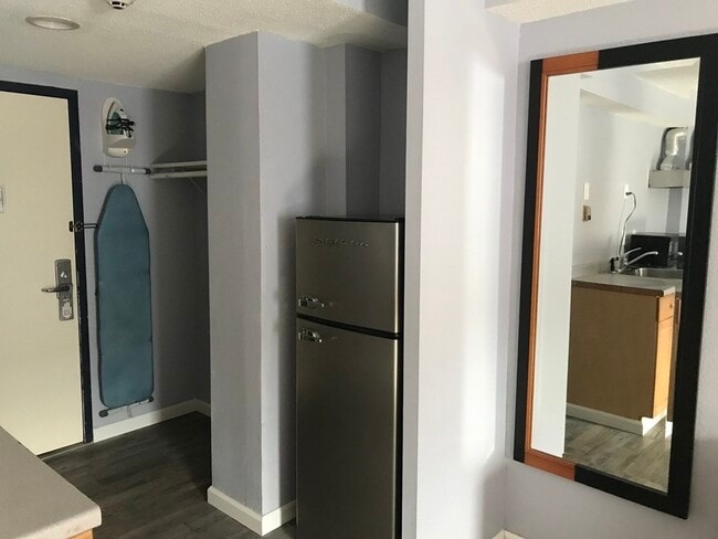 Building Photo - 358 Main St