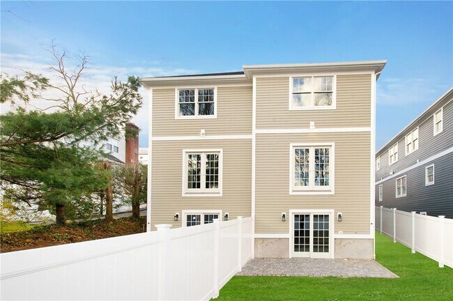 Building Photo - 150 Woodside Ave