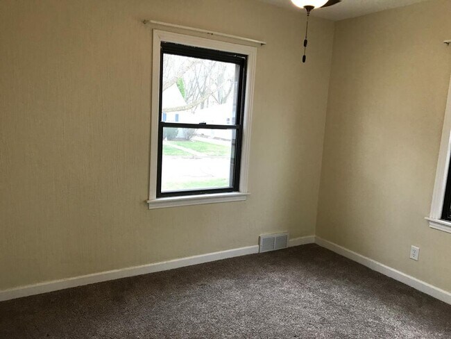 Building Photo - Charming 2-Bedroom Unit in Quiet Moline Location