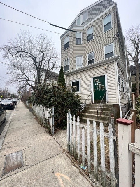 Building Photo - 184 School St