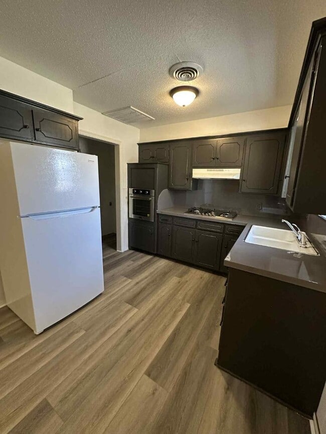 Building Photo - 1710 Parklane Dr