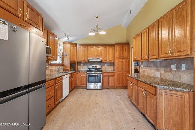 Building Photo - 150 Cloverdale Cir