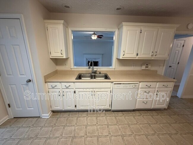 Building Photo - 155 Shadowbrook Trce