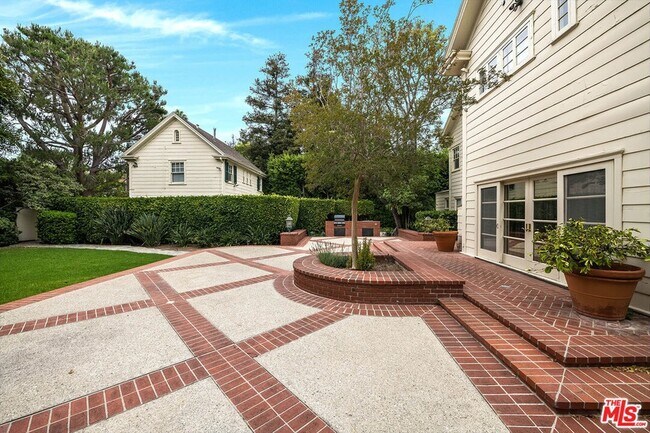 Building Photo - 809 N Bedford Dr