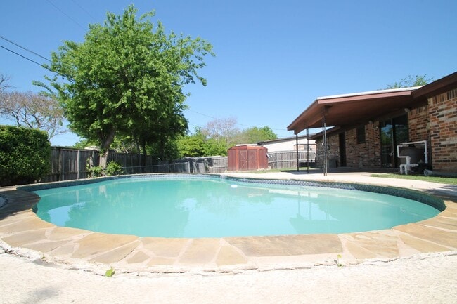 Building Photo - I Have A Pool!