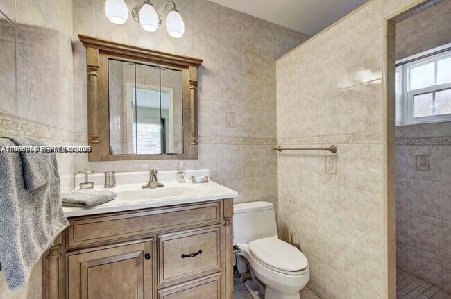 Building Photo - 221 SE 9th Ave