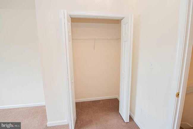 Building Photo - 438 Parkview Ct