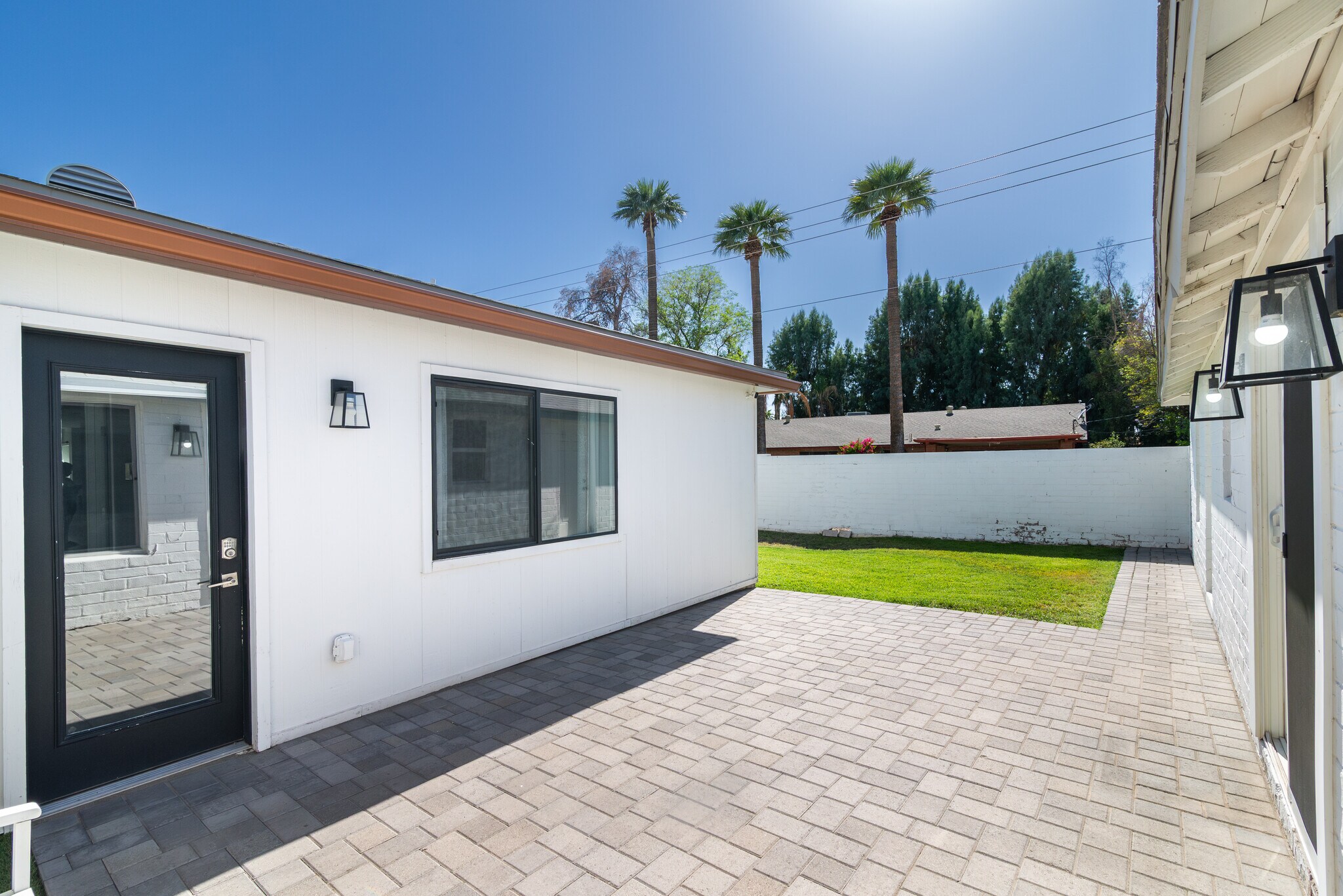 Building Photo - 2302 E Whitton Ave