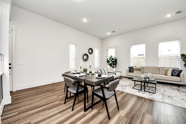 Building Photo - 879 Rachel St