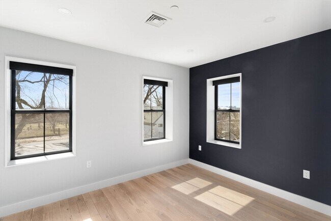 Building Photo - 631 Saratoga St
