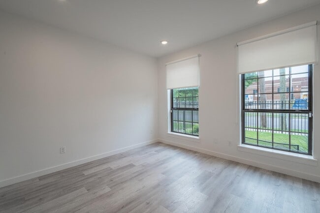 Building Photo - Gated Luxury Townhomes with yard + Roof Patio