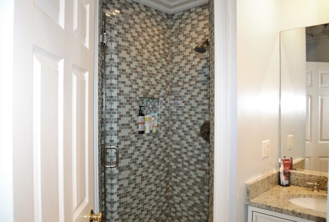 Building Photo - 42 Robinwood Ave