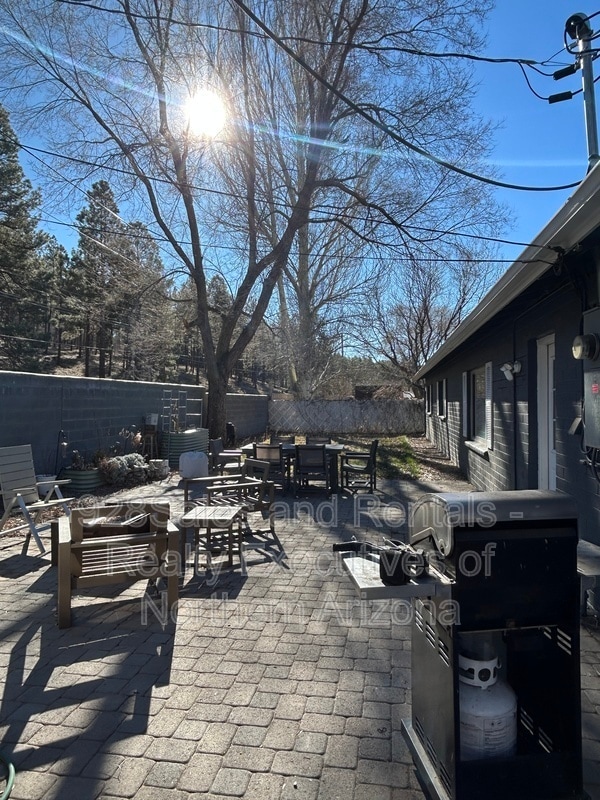 Building Photo - 1928 N Lynn Dr