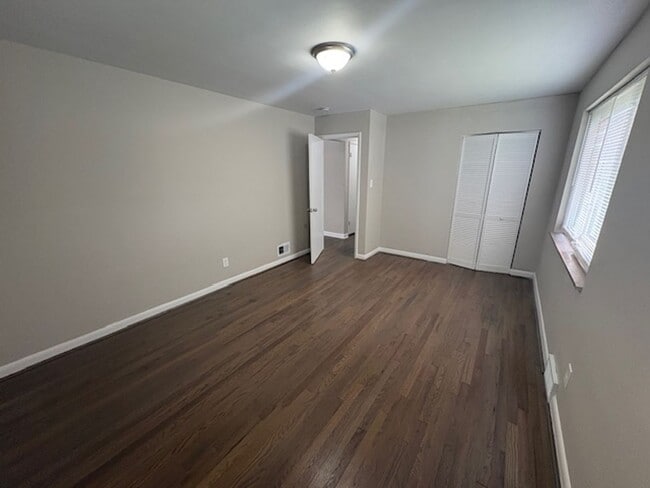 Building Photo - Amazing 4 Bedroom 1 Bathroom available in ...