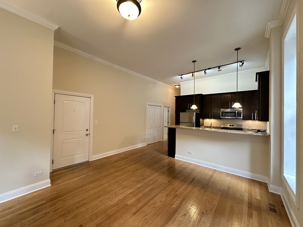 Building Photo - 851 N La Salle Dr