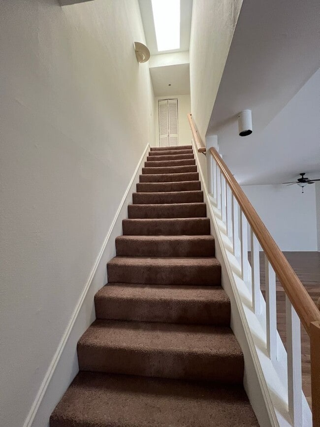 Building Photo - >>> THREE BEDROOM + THREE BATHS TOWNHOUSE ...