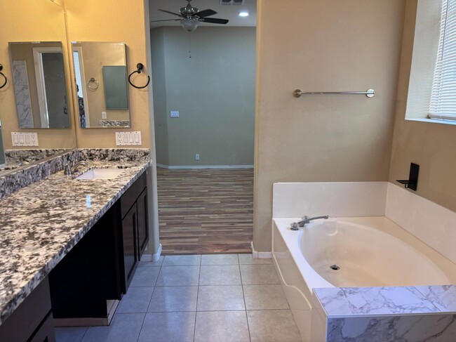 Building Photo - 2720 E Hulet Dr