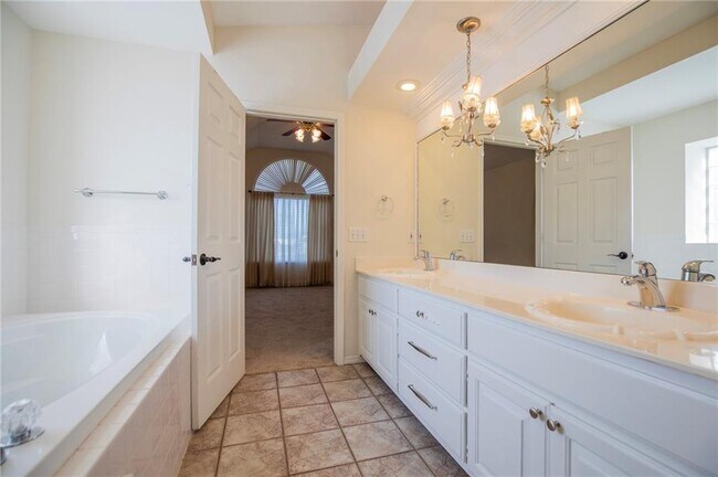 Building Photo - 115 NW Orchard Way