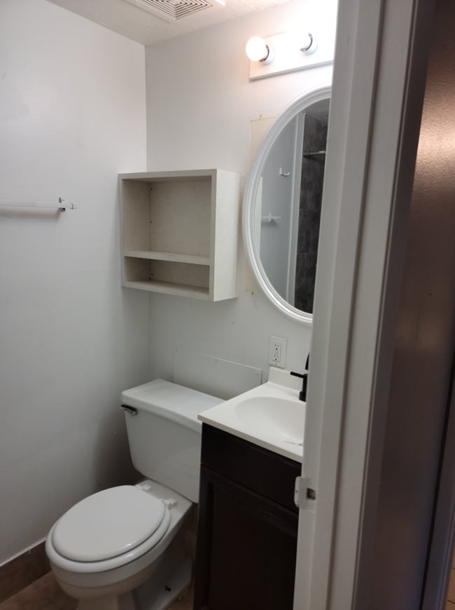 Building Photo - 914 SW 8th Ave