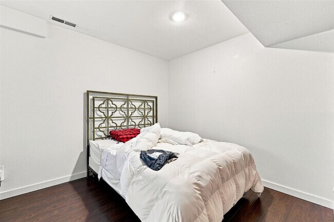 Building Photo - Remodeled Mid-Century 3-Bedroom, 2.5-Bath Home in a Highly Desirable Boise Neighborhood