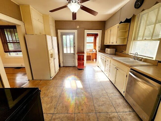 Building Photo - 305 Lyndhurst St