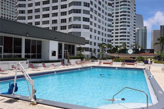 Building Photo - 801 Brickell Bay Dr