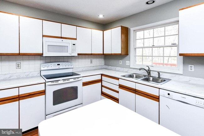 Building Photo - 2156 Commissary Cir
