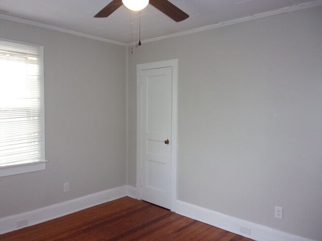 Building Photo - Renovated 2 Bedroom 1 1/2 Bath Townhome - ...