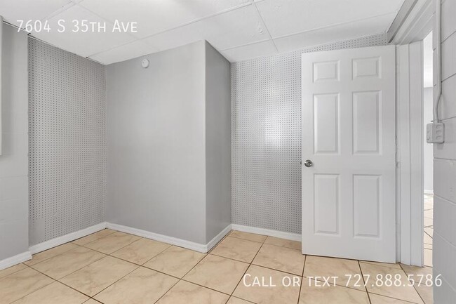 Building Photo - 7604 S 35th Ave