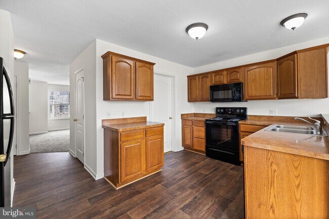 Building Photo - 10 Shady Tree Ct