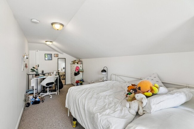 Building Photo - Well-maintained 2-bedroom, 1-bath bi-level apartment | Washington Square West