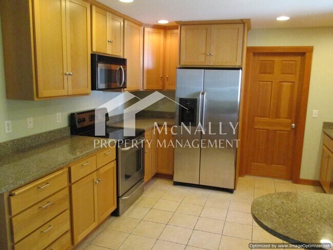 Building Photo - Craftsman Home with Detached 2-Car Garage Near Uptown & Narrows Bridge