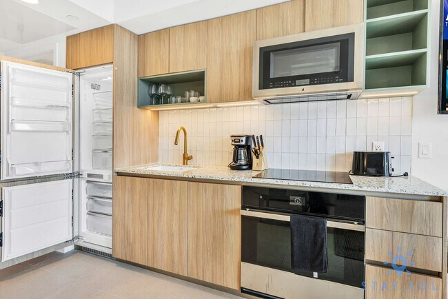 Building Photo - 601 NE 1st Ave