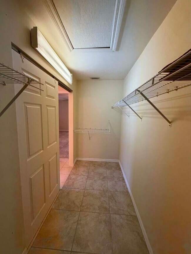 Building Photo - Your Dream Home Awaits in Port Charlotte!