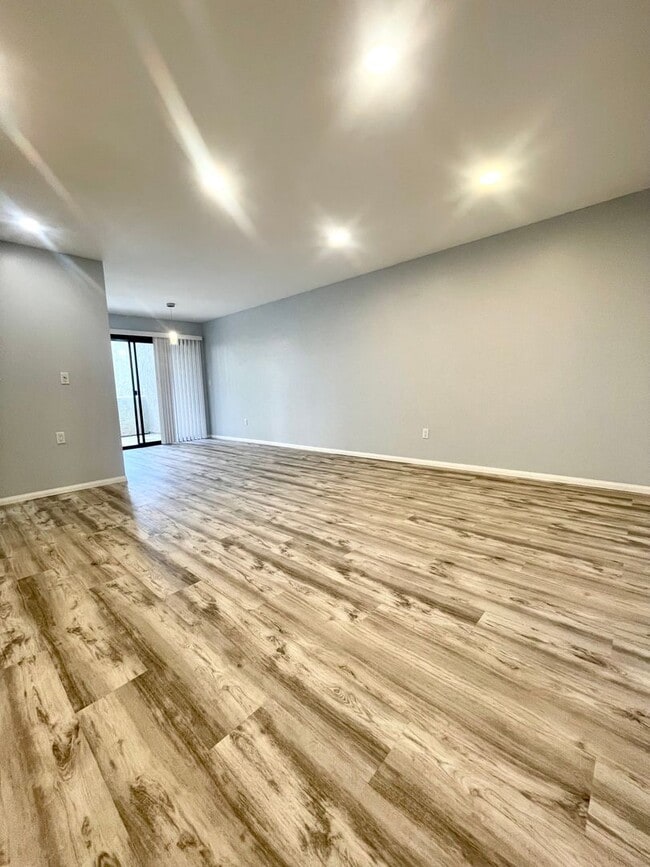 Building Photo - Del Mar Heights 1 br condo