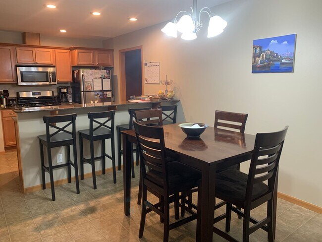 Building Photo - ***PENDING APPLICATION***Modern and stylish 3 bedroom home in Lovely Neighborhood