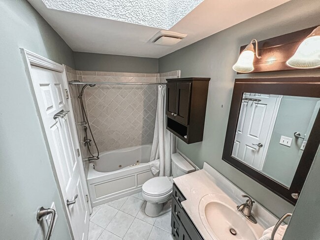 Building Photo - Bright And Relaxing 2 Bed 2 Bath Partially Furnished Home in Beautiful Franklin Farm Foundation