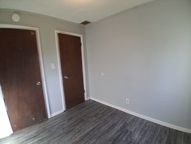 Building Photo - 904 N Collett St