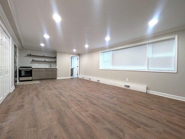 Building Photo - 300 S Austin Blvd